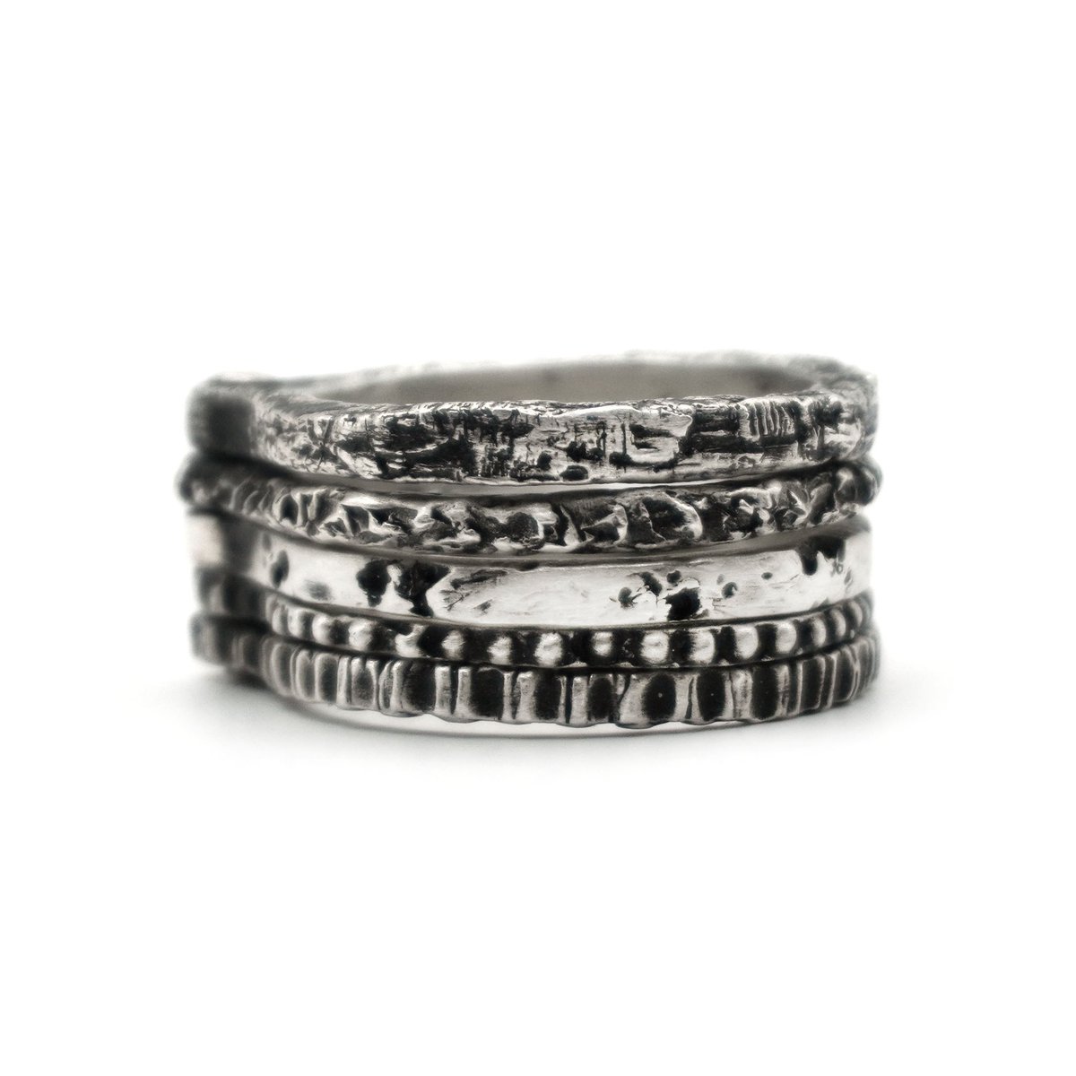 Agaffeine's tweet photo. Jungkook wearing @agaffeine rings
-Unlocked ring
-Ring gauge ring
-Ring gauge ring No.2 
-Eternal gemstone ring https://t.co/34PXIonMOg