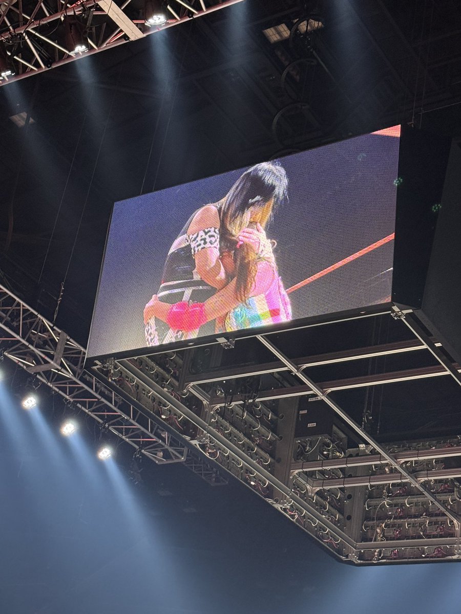 Jyokota_SNS's tweet photo. 試合が終わったあと、フワちゃんをハグするジャガーさん✨
ジャガーさんと関わったことのある女子プロレスラーの皆さんが、ジャガーさんのことを「女子プロレス界のの母」と言うのがわかる気がします🥹

#ジャガー横田 #現役 #50周年 https://t.co/UYfMLA7zoH