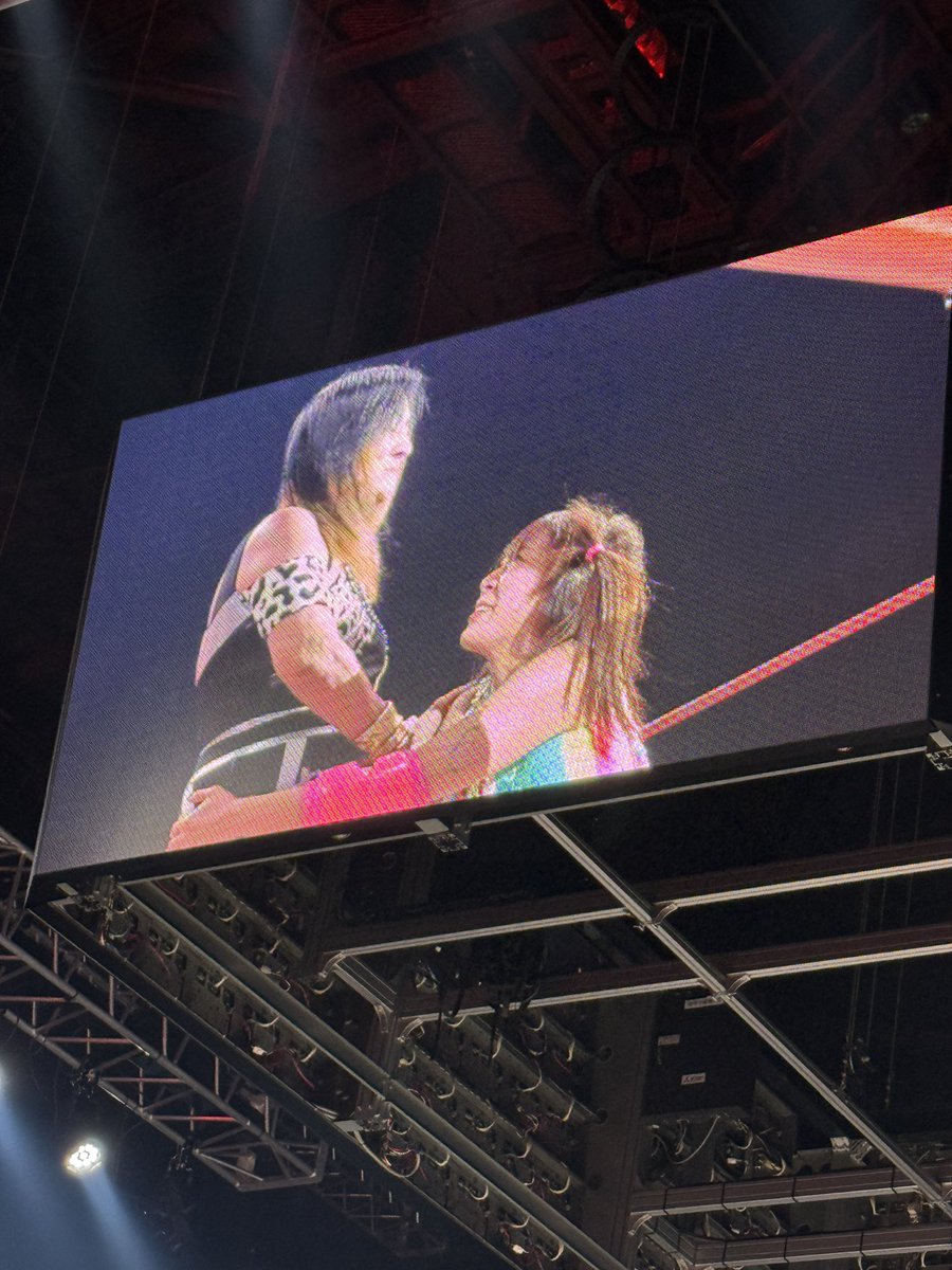Jyokota_SNS's tweet photo. 試合が終わったあと、フワちゃんをハグするジャガーさん✨
ジャガーさんと関わったことのある女子プロレスラーの皆さんが、ジャガーさんのことを「女子プロレス界のの母」と言うのがわかる気がします🥹

#ジャガー横田 #現役 #50周年 https://t.co/UYfMLA7zoH