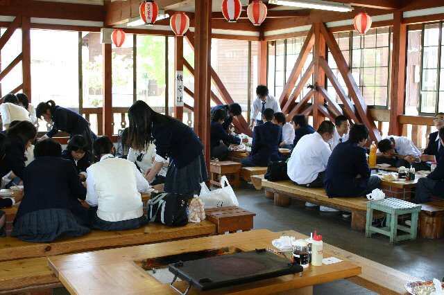 IOX_WALD's tweet photo. 春の遠足にBBQ🍖いかがでしょうか？🌸🌷🍀
学校団体様(80名以上)1人200円割引🈹
260名様収容🙆‍♀️
雨でも🆗手ぶらで🆗準備片付け無し👌
南砺市観光スポットを巡って、砺波平野一望できる自然豊かなヴァルトでみんなでワイワイBBQ🍖
一度きりの学生生活楽しい思い出作り、クラスの親睦を深めましょう🌈✨ https://t.co/jBiZN9fNID