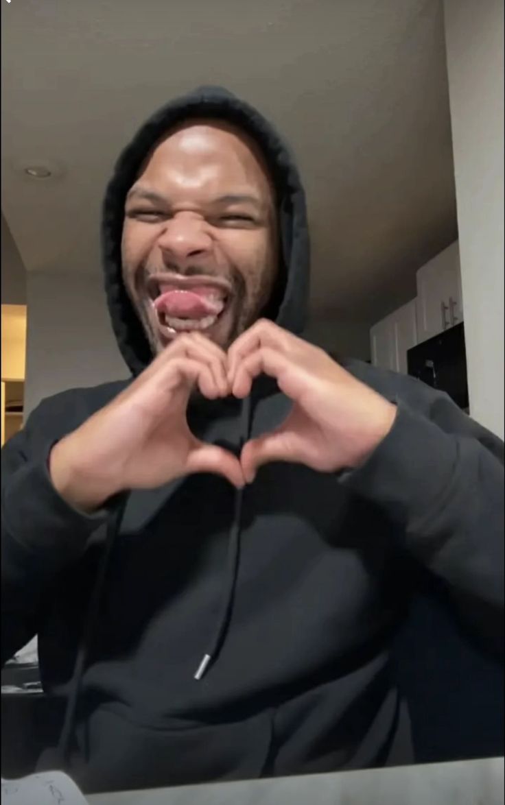 The Blue Bombshell VS 💙🖤 tweet media