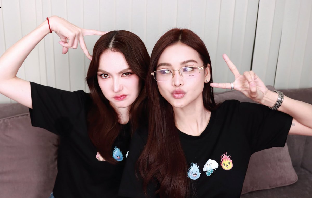 benzssdd's tweet photo. MAYA : จุดอ่อนของอิงฟ้า คืออะไร
ชาล็อต  : เขาไม่เขิน เขาไม่อ้อนด้วย อ้อนยาก เขาเป็นคนไม่ค่อยอ้อนคน
ขนาดเอาหน้าเข้าไปใกล้เขาก็นิ่ง กลายเป็นเราที่จะทำยังไงดีน้า 
อิงฟ้า : ไม่ๆ ด้วยความที่เราเคยมีแฟนเป็นผู้หญิงมาก่อน ผู้หญิงเขาก็จะมีความชี้อ้อนมากๆ เราเลยจะคุ้นชินกับการสกินชิพกับผู้หญิง แล้วพอเรามาอยู่ในกอง เราก็จะโดนสาวๆ ในกองมิสแกรนด์เต๊าะเรา เราเลยจะมีภูมิด้านทานไง สิ่งหนึ่งที่เราจะแพ้คือการใกล้ชิดแบบที่เราไม่หันตั้งตัว เราก็จะเสียอาการได้ แต่ถ้ามีการวางแพลนแล้วว่าเดี๋ยวพูดประโยคนี้ เดี๋ยวเข้ามาตรงนี้นะ เราก็จะรู้แล้วว่าอีก 5 นาทีมันจะเข้ามาใกล้ขึ้น แต่ถ้าไม่ได้อยู่ในไดอะล็อคมันก็จะไปไม่ถูกเหมือนกัน

MAYA : มีอะไรของ "ชาล็อต" ที่ทำให้เราแพ้บ้างไหม 
อิงฟ้า : มันก็คือการสกินชิพแบบที่เราไม่ได้ตั้งตัวนั้นแหละ ไม่รู้เขาไปเตี้ยมอะไรกับที่ฟิวส์หรือเปล่า แบบเข้ามากอด เข้ามาอะไรแบบนี้เราก็จะมีนิดนึงที่เราไม่ได้ทั้งตัว
ชาล็อต  : ยากจริงค่ะ เพราะเขามีภูมิคุ้มกัน พอเทคนึ่งผ่านปุ๊บ พอกล้องเข้าแคบก็ต้องหามุกใหม่อีก หาวิธีใหม่ให้เขาเขินอีก แต่ไม่หมดมุกหรอกเพราะรู้แล้วว่าต้องทำยังไง

MAYA : "อิงฟ้า-ชาล็อต" เดินทางมาถึงปีที่ 4 แล้ว จากวันแรกจนถึงวันนี้
เป็นยังไงบ้าง
🐰 : นานมากๆ หนูไม่เคยอยู่กับใครนานขนาดนี้มาก่อนจริงๆ มันเป็นการเติบโตที่ได้เห็นคนๆ นึง จากคนที่ไม่เคยรู้จักกันมาก่อน จนได้มา มีความทรงจำร่วมกันเยอะมาก ทั้งดีบ้าง เกเรบ้าง มันมีเยอะไปหมดกับ คนๆ นึง มันคงเป็นช่วงที่อยากเห็นทั้งสองคนไปในเส้นทางที่แฮปปี้และมีความสุขกับชีวิตชักที หมายถึงว่าเขาเองก็มีความฝันที่เขาอยากทำ หนูเองก็มีความฝันที่อยากไปให้ถึง มันก็เหมือนเป็นการเห็นกันและกันจากทั้งด้านหน้าและด้านหลัง มันยังคงเห็นกันอยู่ตลอดเวลา มันตัดกันไม่ขาดหรอกหมายถึงว่าต่อให้อิงล็อตจะไม่ได้มีซีรีส์หรือผลงานด้วยกัน ทุกครั้งที่มาเจอกัน มันก็ยังเป็นอิงล็อตที่เคยเกิดขึ้นมาตลอด 4 ปี
เอาตรงๆ ก็นานมากเลยนะ กับการที่อยู่กับพี่ฟ้า เป็นความรู้สึกที่แปลกใหม่เหมือนกัน ขนาดกับพี่ชายหนูเองเรายังไม่เห็นการเติบโตของเขาขนาดนี้เลย มันอะเมซิ่งมากๆ แต่กับเขาเห็นการเติบโตของเขา ทุกย่างก้าว ทุกเดือน ทุกวัน ดีใจที่เราเริ่มมาด้วยกันและสามารถผลักดันกันและกันไปได้ไกล
🐶 : สำหรับฟ้าก็นานเช่นกัน อย่างที่หลายคนก็รู้กันว่าแฮชแท็ก #อิงล็อต ไม่ได้เกิดจากซีรีส์ การที่เราดังจากซีรีส์คนจะอินกับตัวละครเรื่องนั้น สมมติว่าเขาไม่เคยเห็นอิงฟ้าชาล็อตมาก่อน แต่เขาเห็นอาโปกับชลลดา เขาก็จะอินกับคาแรกเตอร์อาโปหรือชลลดา
แต่อันนี้ไม่ว่าเราจะไปเล่นอะไรก็แล้วแต่ในบทที่ผ่านมา เขาก็จะยังจำภาพอิงฟ้า และชาล็อต เพราะมันเกิดจากชีวิตจริงของเราที่มันเกิดขึ้นตอนเราประกวดนางงาม แขวกันไปแขวกันมาจนมันมีแฟนคลับ มีกลุ่มคนสร้างด้อม ขึ้นมา ได้รับการสนับสนุนกัน เรียกว่าเป็นคู่แรกๆ ที่ช่วงนั้นไม่ได้บูมขนาดนี้ พอจบประกวดไปมันมีเรื่องของผลงาน มีดราม่า หลากหลายเรื่องราวที่เข้ามา เราก็จะเห็นถึงการพัฒนาความเข้มแข็งของกันและกันมากกว่าว่าเราจะรับมือยังไง ซึ่งตัวฟ้าเองก็เชื่อมั่นในตัวเขาว่าต่อให้จะเจอเรื่องคราม่าอะไรเขาก็จะผ่านไปได้ สุดท้ายมันก็จะเป็นบทเรียนให้เขาโตขึ้น ด้วยความที่เราโตกว่าเขา 4 ปีเนาะ ประสบการณ์การใช้ชีวิตของเราค่อนข้างที่จะเยอะ มีปัญหาอะไรมันก็สามารถปรึกษาได้ แต่พี่ฟ้าก็จะไม่ใช่สายไปจี้ถาม ถ้าเขาอยากปรึกษาก็จะให้เขาเลือกที่จะเข้ามาคุยเอง ความสัมพันธ์ตรงนี้ก็ยังเป็นพื้นที่ที่ปลอดภัยเสมอ หันมาเมื่อไหร่ก็เจอเราอยู่ตรงนี้ ซึ่งในอนาคตข้างหน้า เราก็ไม่รู้ว่าจะเกิดอะไรขึ้น ต่อให้วันนึงวันนี้ไม่ได้อยู่ในที่ที่เดียวกันก็ยังคงมอง ให้เขาพัฒนาตัวเองและเติบโตไปเรื่อยๆ ในเส้นทางที่เขาอยากจะเป็น มันก็ยังสามารถเจอกันได้ เราก็ยังเชื่อว่ายังมีเส้น พี่น้องที่เป็นด้ายแดงอยู่ ยังไงก็ยังวนมาเจอกันอยู่รู้สึกว่าเป็นความสัมพันธ์ที่ไม่ได้เกิดขึ้นกับทุกคน ซึ่งมันเกิดขึ้นกับเราก็ Appreciate กับสิ่งที่มันเกิดขึ้น กับตัวเราด้วย แฟ่นคลับด้วย คนที่เชื่อมั่นในตัวพวกเรา เพราะมันเป็นแฮชแท็กที่ยาก มันเจอหลายเรื่องราวจริงๆ ก็ต้องสตรองมากๆ อิงฟ้าชาล็อต 4 ปี ก็คุ้มคำกับสิ่งที่เราแลกไป
#อิงล็อต #englot
