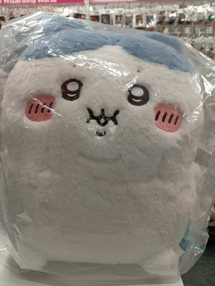 入荷情報】 『＃ちいかわ』 重め!ぼっちゃり抱っこぬいぐるみ ハチワレ