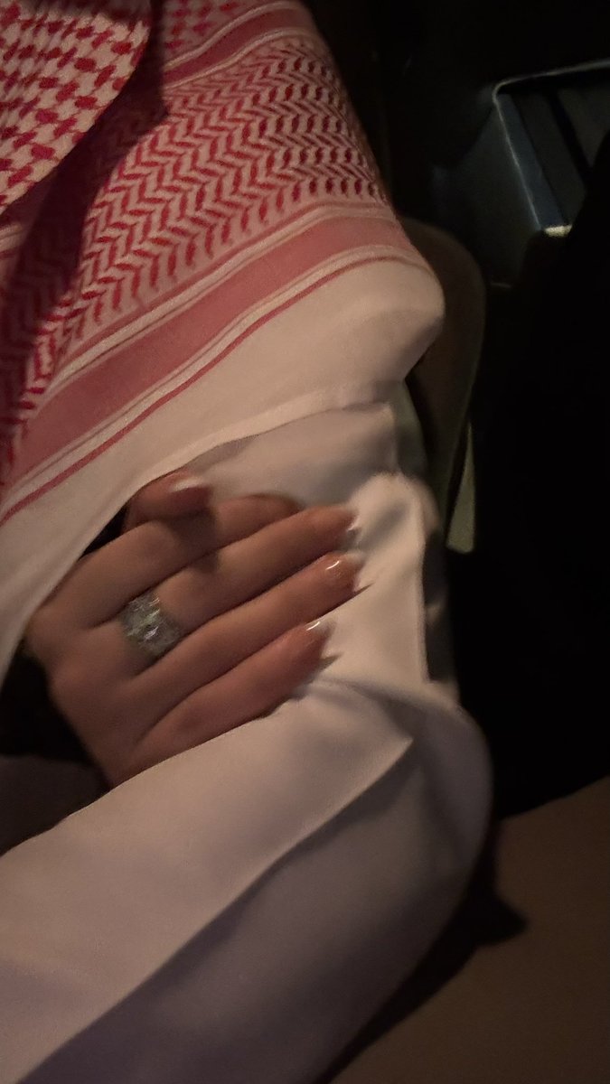 ah11i's tweet photo. أنا كلّي بين إيدييييييييك 
تدلّل ما معك ثاني ❤️ https://t.co/gaQ5tyY197