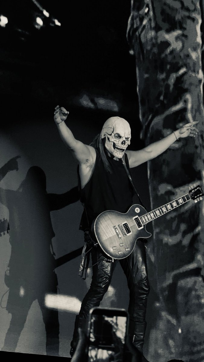 constanza tweet media