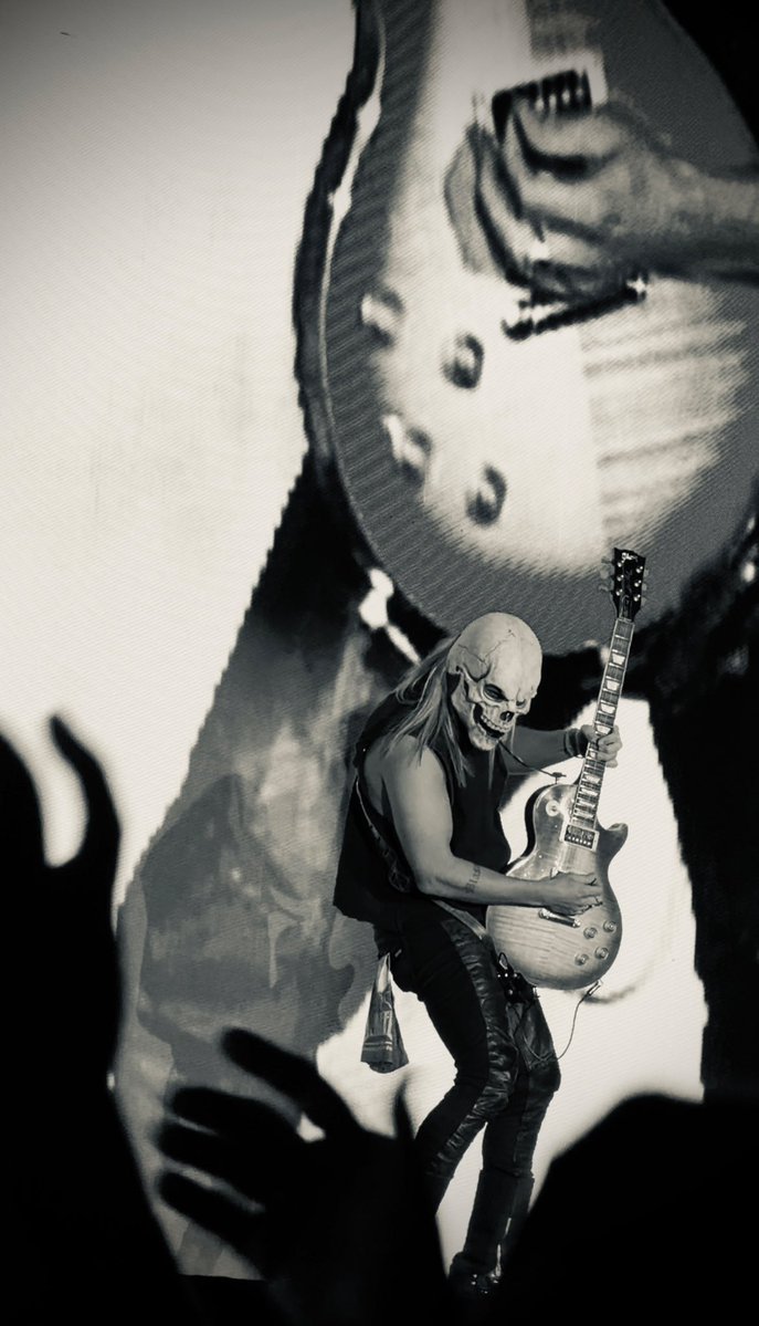 constanza tweet media