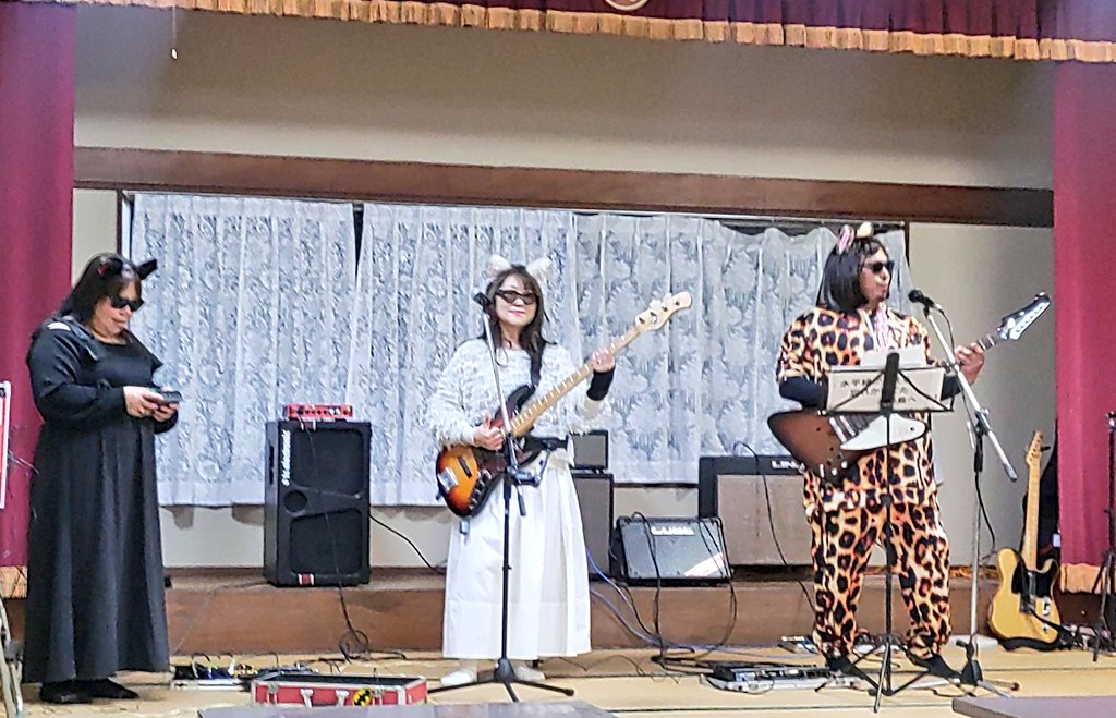 NEKONOTESEWING's tweet photo. 先日のイベント📸
楽しいライブ🎵
美味しいお料理🍴
可愛い猫たちに癒やされて～😻
ねこのてソーイングの作品もお買い上げいただきありがとうございました🙇
またお目にかかれましたら💕 https://t.co/3iwWjXkRb2