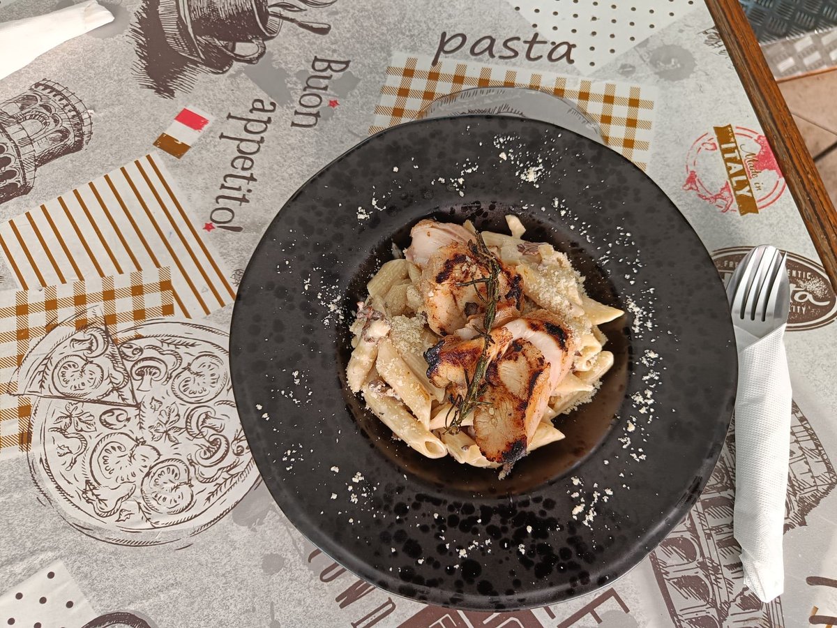 HilpoJuhana's tweet photo. Chicken breast and penne pasta with chanterelle–Camembert cheese sauce.
235 Thb. €6.20.
Jari and I did a product development for the Pineapple Sport restaurant to bring some variety to the menu.😊
Would you try this dish?
1/5
#chanterelle #camembert #chicken #pasta #specials https://t.co/0WoyAX5Noy