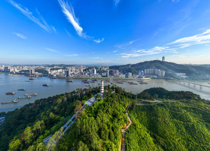 PDChinaBusiness's tweet photo. China has established the world's largest and most comprehensive water infrastructure network, covering 80.3% of the country's land area. Home to 95,000 reservoirs and dams with a total storage capacity of over 1 trillion cubic meters, the country has the largest number of reservoirs and the most complete range of dam types in the world.