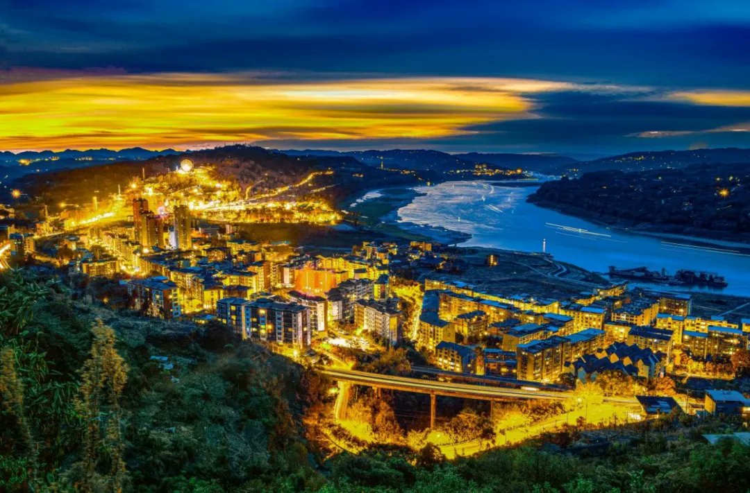 ChongqingFuling's tweet image. ✨As night falls, Fuling becomes a lively hub for evening strolls, photo moments, and local experiences - lighting up both the city’s charm and its night-time economy. 🌙💡
#Fuling #Chongqing #NightTourism #ChinaTravel