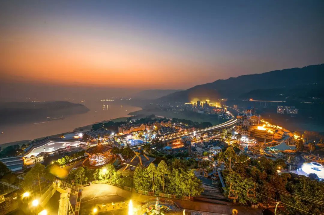 ChongqingFuling's tweet image. ✨As night falls, Fuling becomes a lively hub for evening strolls, photo moments, and local experiences - lighting up both the city’s charm and its night-time economy. 🌙💡
#Fuling #Chongqing #NightTourism #ChinaTravel