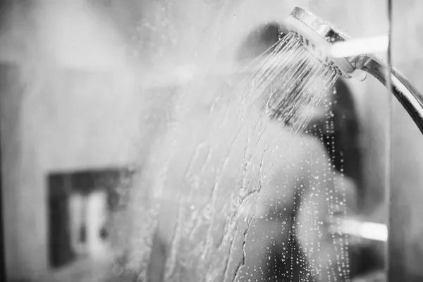 El agua cae y despierta cada rincón de tu cuerpo. Te abres un poco más, buscas esa sensación que crece sin aviso. Te sostienes en la pared mientras el calor insiste, envolvente, constante. Suspiras, y el temblor llega, suave pero inevitable, te deja flotando en un solo instante.