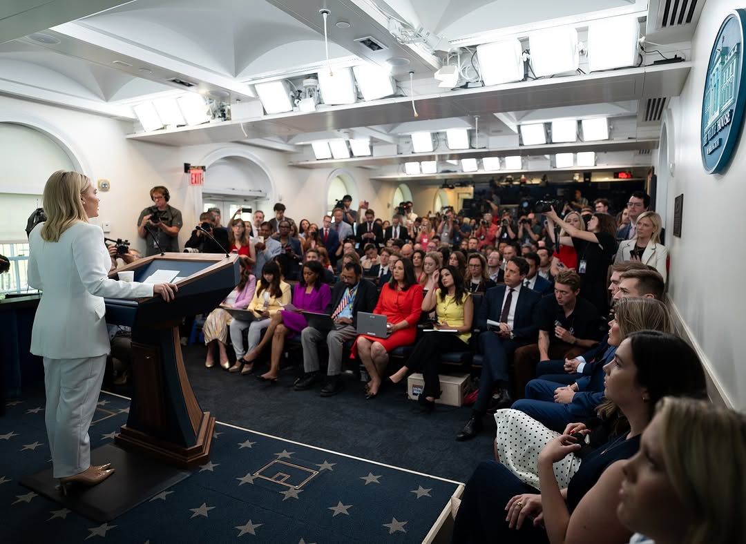 PriceAva84191's tweet photo. Behind the scenes in the briefing room

📸Captured by the amazing https://t.co/n3YNnMT2zG