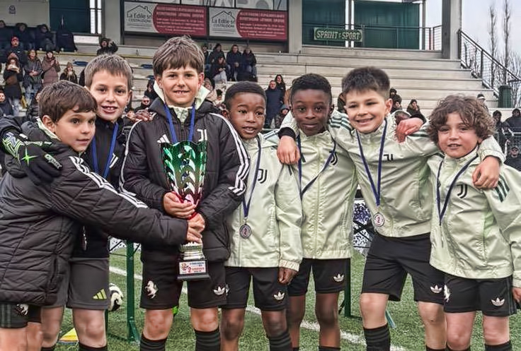 GiovaniBN's tweet photo. π₯ #Juventus, l'#Under8 (Primi Calci 2018) di Mr. Bertolotti seconda classificata al Torneo Carnevale Biancoblu. πͺ
GIRONE
β
6-1 π Charvensod
β
2-1 π Genoa
β
7-1 π Saviglianese
β
5-1 π Renate
β
5-0 π Busca
SEMIFINALE
β
2-0 π Bologna
FINALE
β 0-1 π Monza https://t.co/gIyBga8HEP