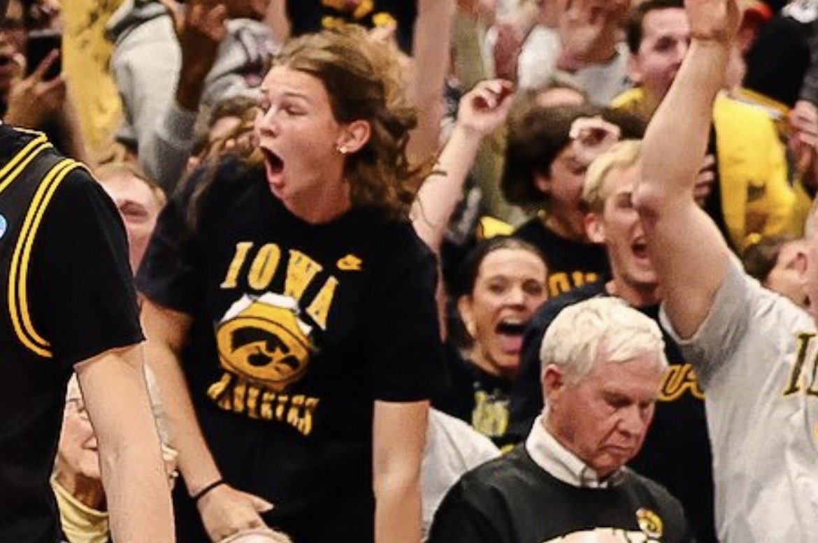 ByPatForde's tweet photo. Favorites: Guy checking email; woman with excellent vertical leap; etc. https://t.co/nETmzz28ha