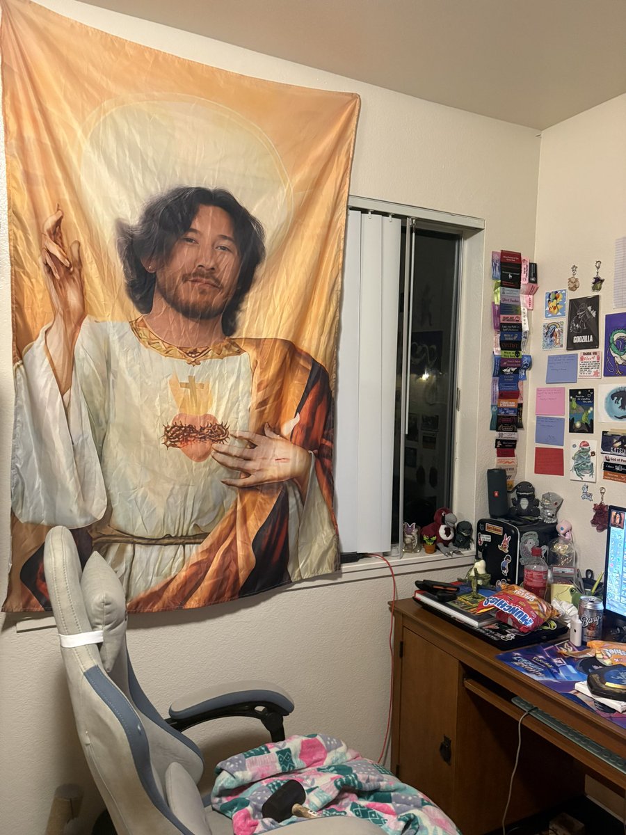 SandyBildo's tweet photo. In this house we only pray to our holy lord Markiplier 🫡😤😂
#marktwt #markiplier https://t.co/DicsMXjvXh