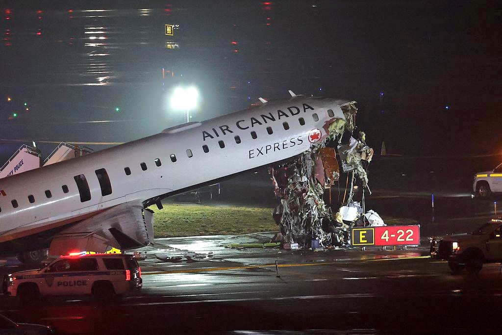 InfoR00M's tweet photo. @nicksortor ~ plane hit fire truck.
~ Air Canada flight involved
~ Cockpit badly damaged, pilots injured
~ 2 dead, many injured
~ Rescue teams responding https://t.co/D3IzxXc7yQ