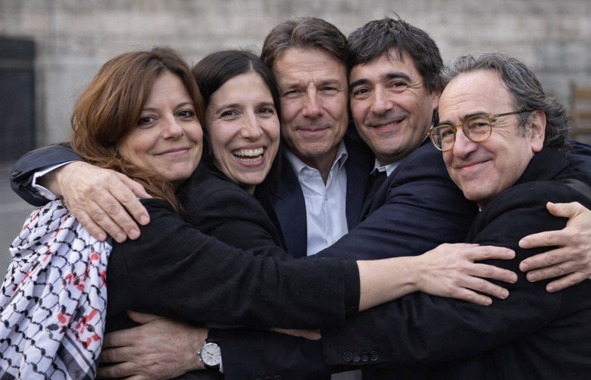 AzzurraBarbuto's tweet photo. LA SINISTRA OLTRAGGIA LA COSTITUZIONE E ALL’IMPROVVISO SI ERGE A CUSTODE DELLA CARTA SOLO PER ATTACCARE IL GOVERNO

Siamo davanti alla consueta ipocrisia rossa. La sinistra oggi si scopre custode della Costituzione. La difende, la invoca, la brandisce come qualcosa di sacro e intoccabile. Bene. Vorrei vedere sempre tale attaccamento alle radici quando sono in ballo valori e principi costituzionali, come la presunzione di innocenza, sistematicamente calpestata da un certo giustizialismo politico e mediatico. O il dovere di difesa della Patria (art. 52), troppo spesso ridicolizzato o ignorato da chi la patria la fa invadere e colonizzare culturalmente. O il rispetto per i simboli nazionali, che non dovrebbero essere oggetto di disprezzo mentre si esaltano e si espongono bandiere altrui. E, soprattutto, vorrei ricordare cosa è accaduto durante la pandemia, quando libertà fondamentali e inviolabili sono state compresse con il pieno sostegno di chi oggi si erge a paladino della Costituzione.