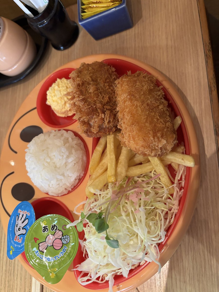 katamaca25's tweet photo. 無事息子の卒園式が終わった。
座っていられるか、声を出さないか不安でしたが座ってられて卒業証書授与ではちゃんと返事してお礼もできて成長を感じました。
4月からは支援学校で環境が大きく変わるけど楽しく過ごしてもらいたいものです。
帰りにお祝いでトンカツ！ https://t.co/hpRKjaxqAo