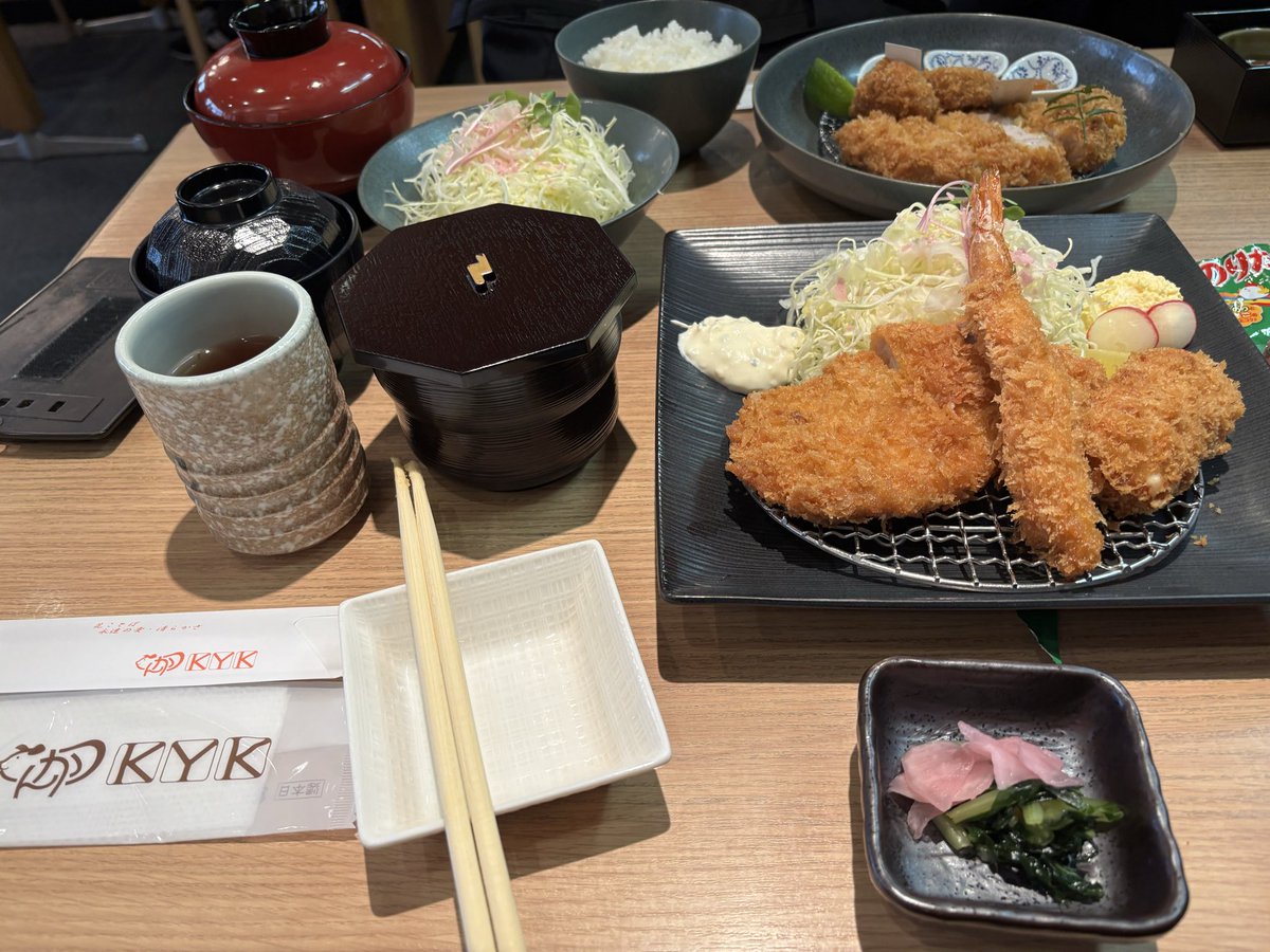 katamaca25's tweet photo. 無事息子の卒園式が終わった。
座っていられるか、声を出さないか不安でしたが座ってられて卒業証書授与ではちゃんと返事してお礼もできて成長を感じました。
4月からは支援学校で環境が大きく変わるけど楽しく過ごしてもらいたいものです。
帰りにお祝いでトンカツ！ https://t.co/hpRKjaxqAo