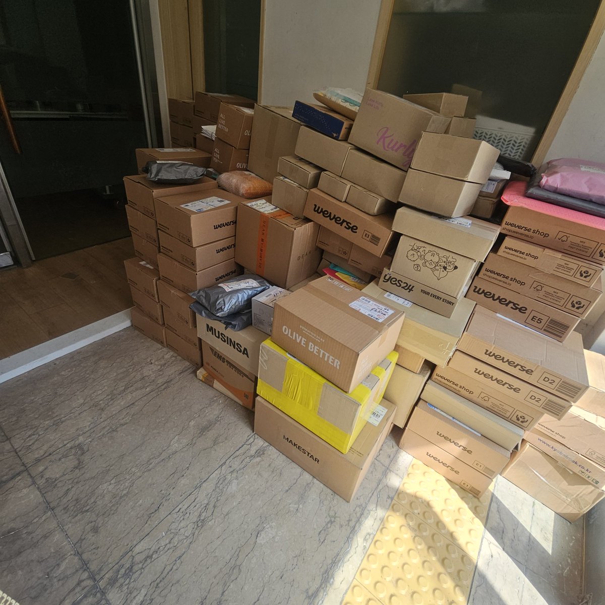 Wendyshop2020's tweet photo. Arrived BTS albums.
Storage will be updated until tmr.
I recommend to request shipping soon. Next week will be busy
#koreanwarehouse #koreanaddress #POPUPSTORE #kpop #proxypurchase #fedex #dhl #EMS https://t.co/hUXRX1fBAQ