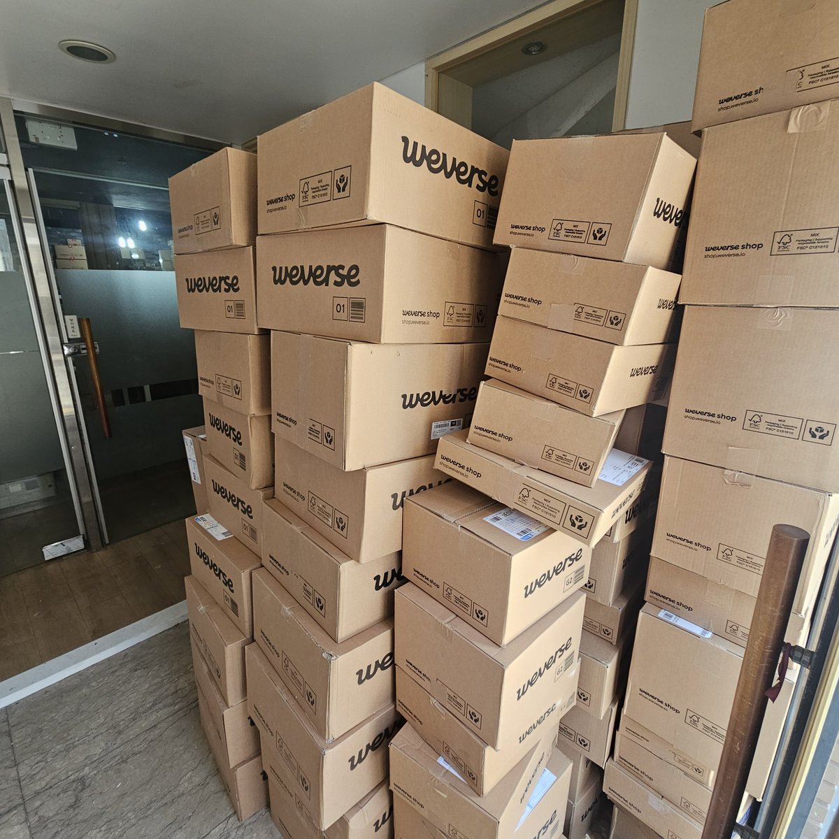 Wendyshop2020's tweet photo. Arrived BTS albums.
Storage will be updated until tmr.
I recommend to request shipping soon. Next week will be busy
#koreanwarehouse #koreanaddress #POPUPSTORE #kpop #proxypurchase #fedex #dhl #EMS https://t.co/hUXRX1fBAQ