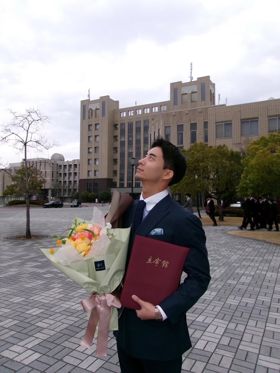 manggaettokwin's tweet photo. BOMI instagram post update! 🌸

ㅡ

Graduation🎓

The day before the graduation ceremony, my mother suddenly said this to me:
“Children who grow inside you are irreplaceable. That’s why there’s no such thing as a mother who doesn’t raise her child with love.”

I carried those words in my heart at the graduation ceremony.
Before I knew it, my mother’s back had grown a little smaller, and she had aged with time.
The moment I saw her like that, so many emotions welled up,
and when I thought, “How many more times will I be able to see her like this?” I felt like I might cry.

To my father and mother, who accepted my choice of becoming a ronin (taking time to study for exams) and supported me all the way—thank you so much.
Please stay healthy forever.

School life wasn’t always easy,
but the people I met over these four years are undoubtedly irreplaceable to me.

My favorite season is “spring.”
It’s a season of encounters, farewells, and new beginnings.

Using this spring as a turning point, I’ll take another step forward.

I’ll keep walking, staying true to myself.
On to the next stage.
