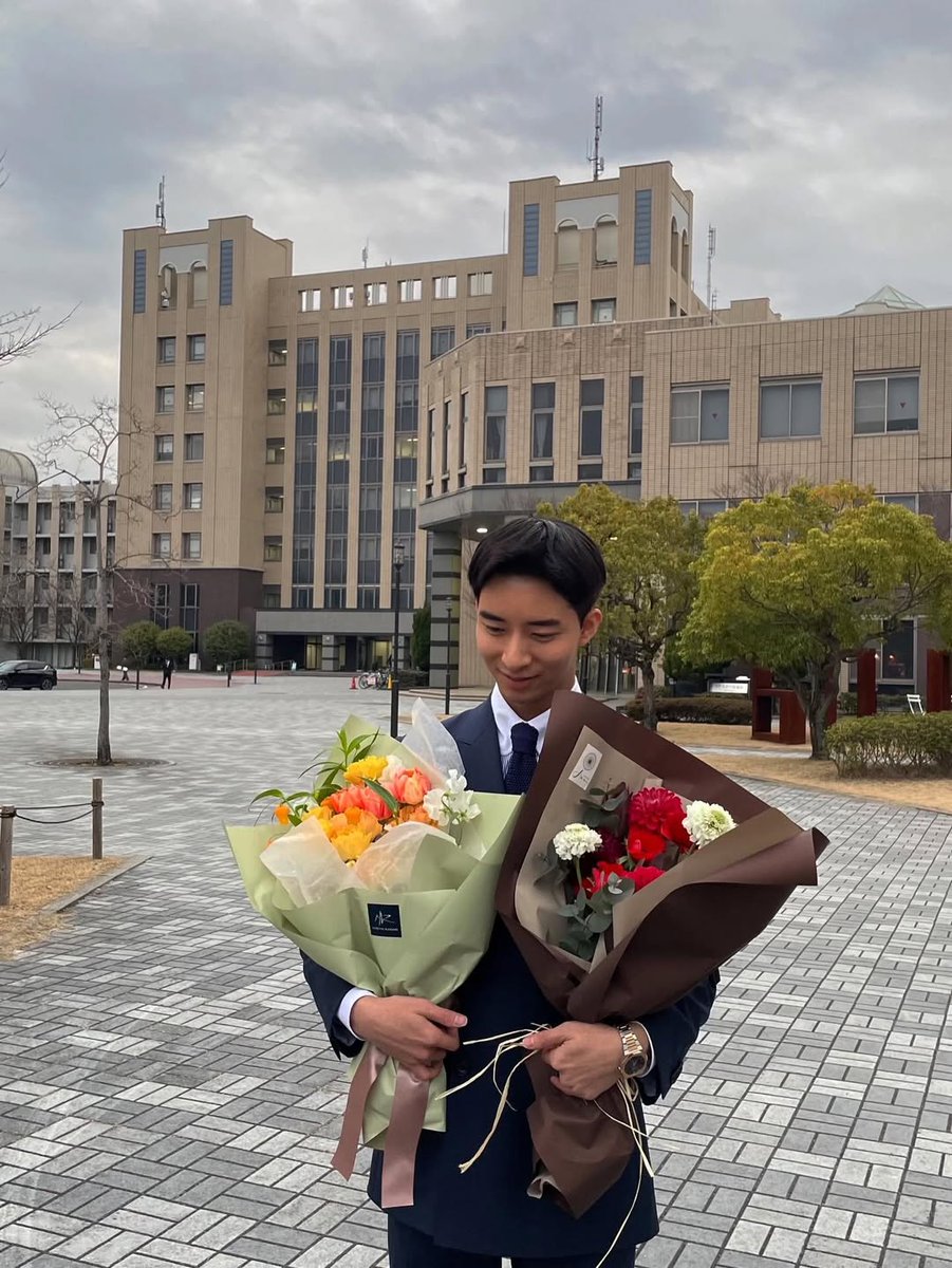manggaettokwin's tweet photo. BOMI instagram post update! 🌸

ㅡ

Graduation🎓

The day before the graduation ceremony, my mother suddenly said this to me:
“Children who grow inside you are irreplaceable. That’s why there’s no such thing as a mother who doesn’t raise her child with love.”

I carried those words in my heart at the graduation ceremony.
Before I knew it, my mother’s back had grown a little smaller, and she had aged with time.
The moment I saw her like that, so many emotions welled up,
and when I thought, “How many more times will I be able to see her like this?” I felt like I might cry.

To my father and mother, who accepted my choice of becoming a ronin (taking time to study for exams) and supported me all the way—thank you so much.
Please stay healthy forever.

School life wasn’t always easy,
but the people I met over these four years are undoubtedly irreplaceable to me.

My favorite season is “spring.”
It’s a season of encounters, farewells, and new beginnings.

Using this spring as a turning point, I’ll take another step forward.

I’ll keep walking, staying true to myself.
On to the next stage.