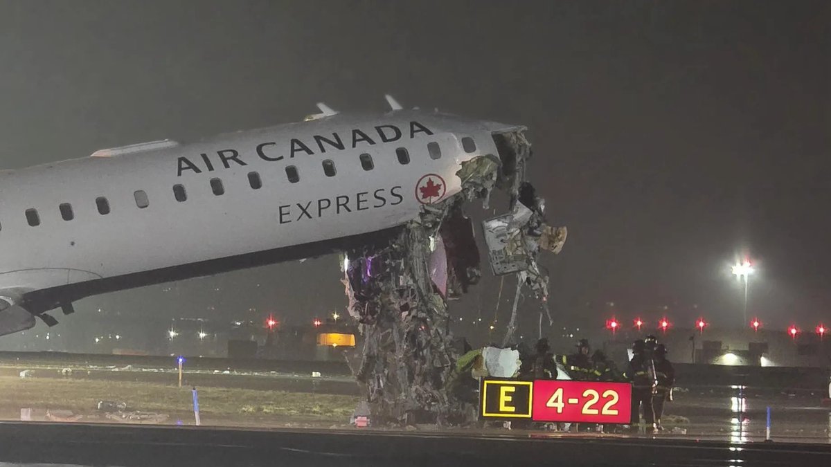 AhujaJiten's tweet image. 🚨 #BREAKING: #AirCanada #plane collides on ground with firetruck at #NYC’s #LaGuardia #airport.

An Air Canada #flight has crashed into a fire truck on the runway with many injuries reported.

Pray for the victims 🙏🏻

#NewYork #FlightCrash