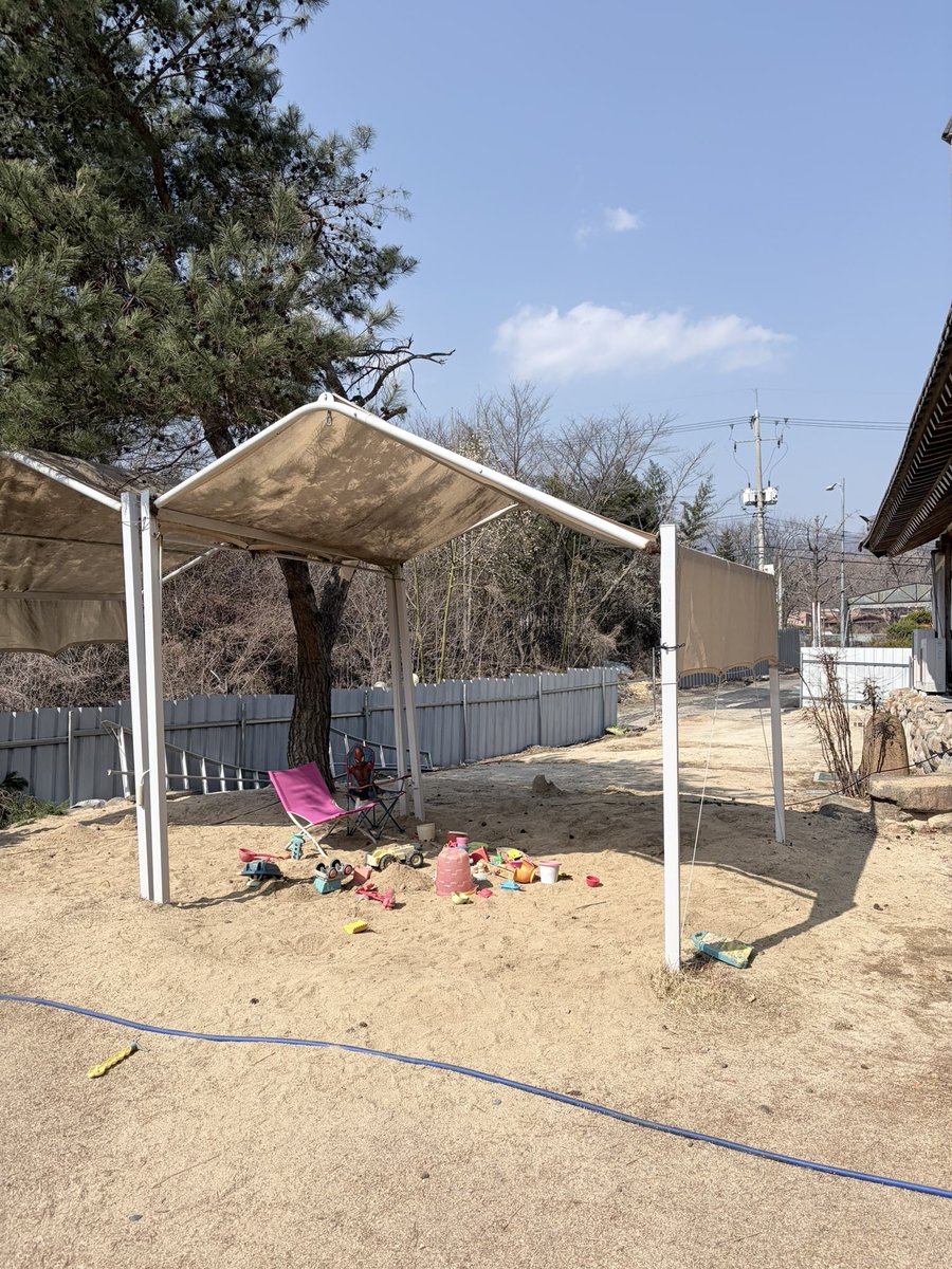 1998naaat's tweet photo. 📍브리니 팔공
お砂遊びができるカフェ☕️
韓国は公園に砂場がないけど、日本人としてはどうしても砂場遊びをさせてみたくて…！😹
コーヒー代を払って遊んできたよ https://t.co/RCmcWUHnxH