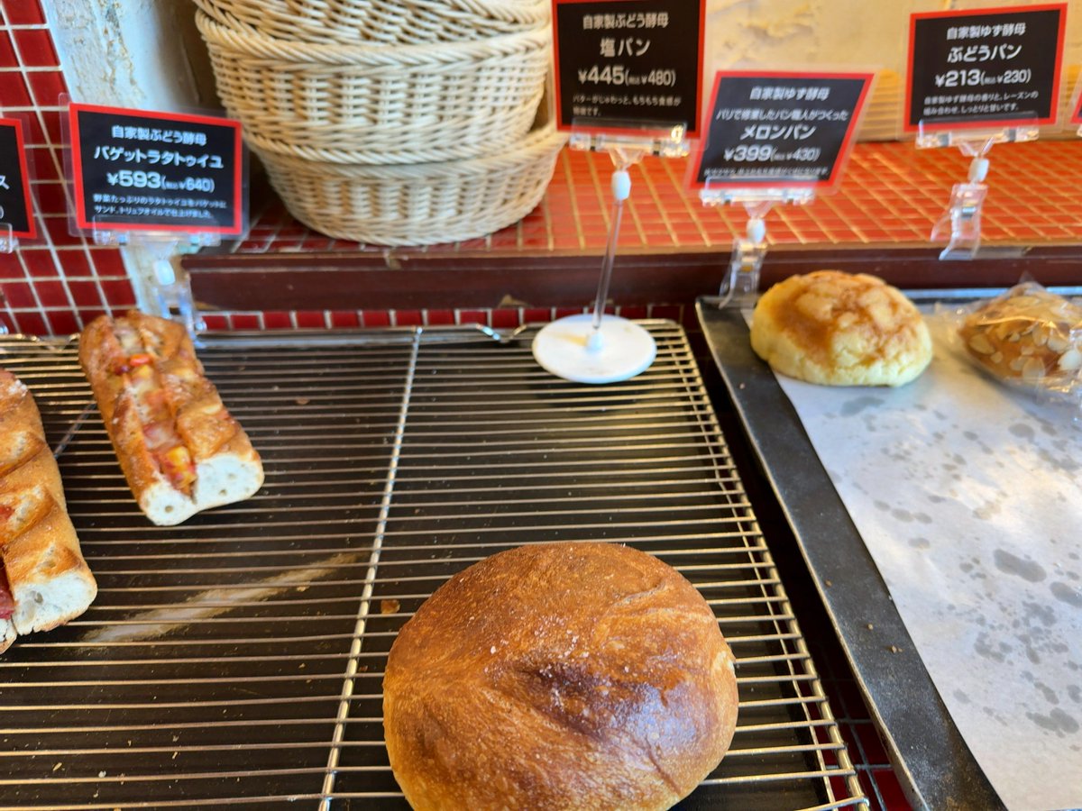 MarcoBread's tweet photo. セイジ アサクラ　品川

久しぶりの来店🥖
いつも嬉しくてたくさん買っちゃう😊

巨大な塩パンや黄金色のバタール　って
新製品かな？
バケットやカレーパンはいつも買うので
結局3000円くらいになってしまう🤔 https://t.co/PKWvTVfzgf