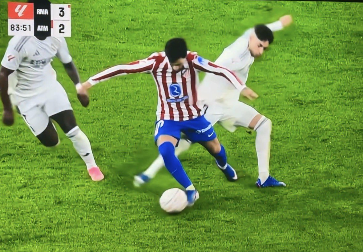realdreamla14's tweet photo. Patadón sin balón… https://t.co/ncfkmPj7zk