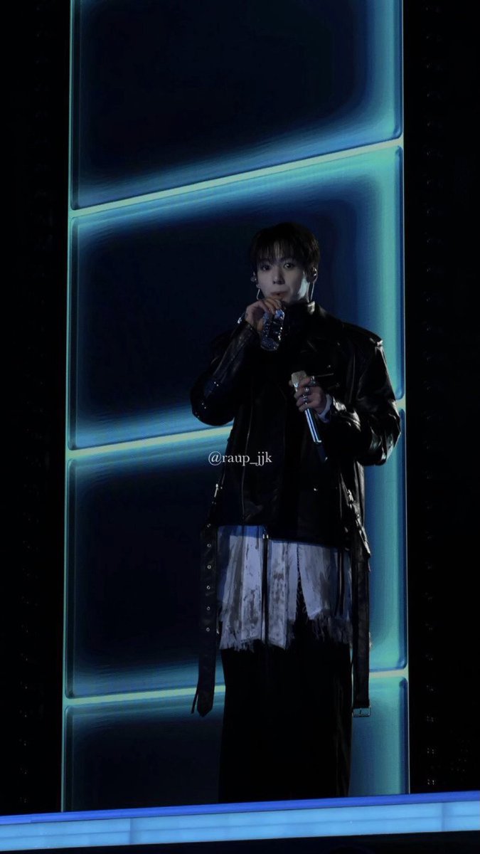 liruru024's tweet photo. カムバライブ、ジョングクのビジュ仕上がり過ぎててまた恋に落ちそうになった…
助けて🥺 https://t.co/7gXcqip4rt