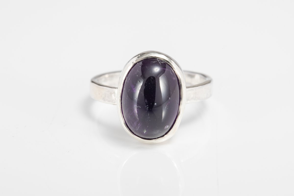 magsiljewl's tweet image. Oval Amethyst Silver Ring: Hammered Ring Band, Modern Design. For textured and hallmarked silver jewellery visit  margaretgriffithsilverjewellery.com #sterlingsilver #Margriff #earlybiz #FCworkspace #etsy #jewelrygifts