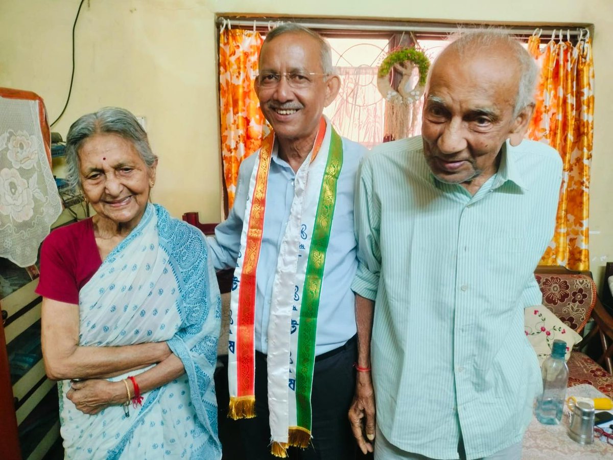 gautamdebaitc's tweet photo. Election campaigning in Ward No. 30 for the upcoming Assembly Election
#electioncampaigning #assemblyelections #JoyBangla #doortodoor https://t.co/1t9VlKq41q