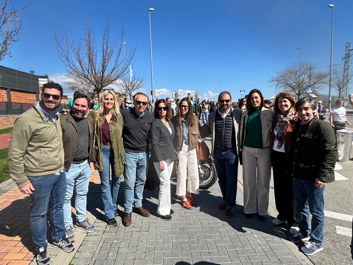 Vox_SotoDelReal's tweet photo. Ayer acudimos a la manifestación convocada por vecinos de #colmenarviejo y la @plataformam50ya para reivindicar la finalización de la M50, infraestructura que unirá por el norte la A6, con la A1 y la M607 y aliviará los graves problemas de movilización que sufrimos en esta zona. https://t.co/HrPJTHofqF
