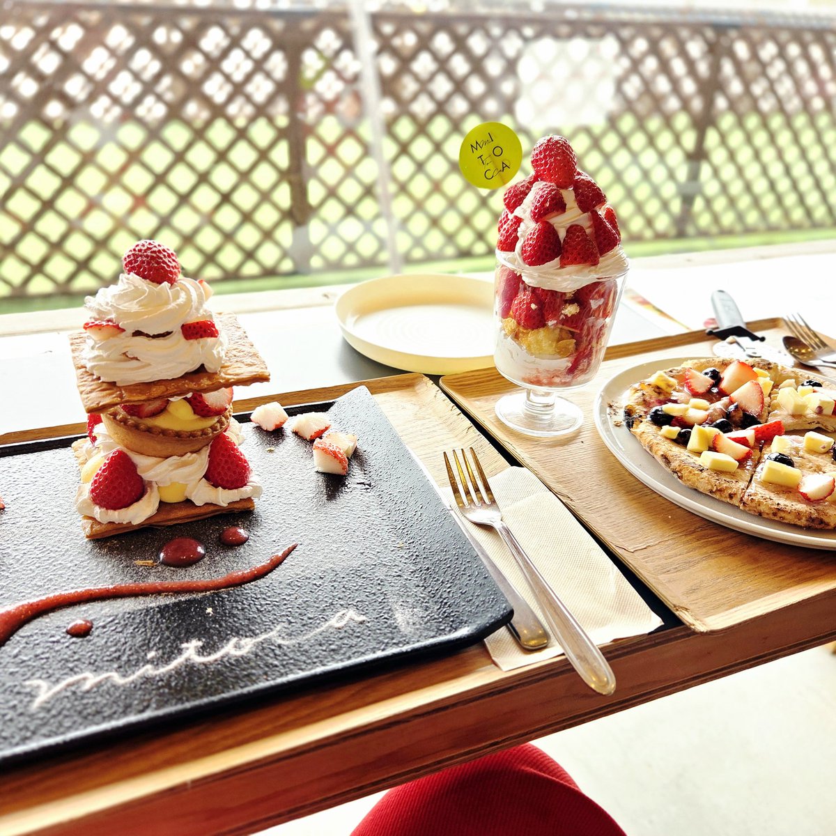 chinatu8148's tweet photo. いちごスイーツ堪能🍓
いちごミルフィーユタワー、プレートに3つに取り分けて3回楽しめたし、パイ生地サックサクで美味しい(ˊᗜˋ*)
いちごもりもりパフェ、映えるね〜
いちご狩り体験も人気だった🍓
ランチも人気😊
#mitocafe #岐阜 https://t.co/YPCvCgB3jt