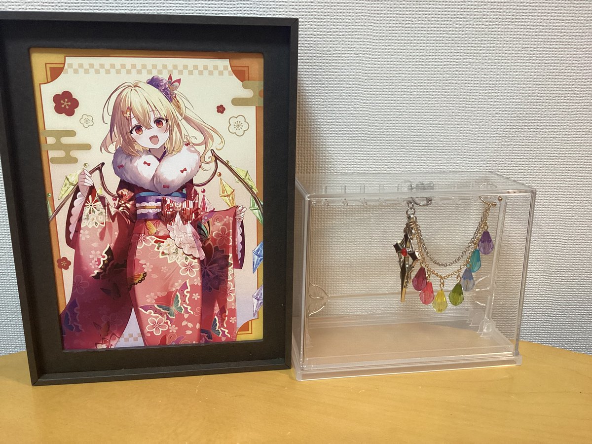 morulize396's tweet photo. 先月作ったこのアクセ、平らに置くとチェーン部分が絡まりかねないし保管どうしよう…
そこで手持ちの物で使えそうだったのがダイソーの「カプセルトイディスプレイケース」
若干不安定ではありますが、ストラップをかける部分に画像2枚目のように引っ掛けることで解決しました
埃もこれなら被らない♪ https://t.co/WVW0C7ScHX