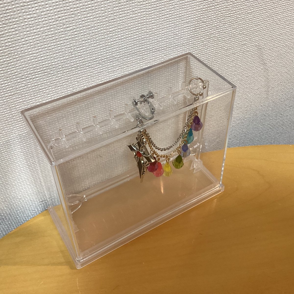 morulize396's tweet photo. 先月作ったこのアクセ、平らに置くとチェーン部分が絡まりかねないし保管どうしよう…
そこで手持ちの物で使えそうだったのがダイソーの「カプセルトイディスプレイケース」
若干不安定ではありますが、ストラップをかける部分に画像2枚目のように引っ掛けることで解決しました
埃もこれなら被らない♪ https://t.co/WVW0C7ScHX