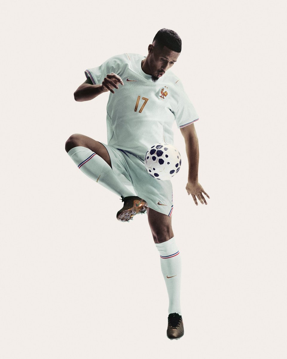 _BeFootball's tweet photo. 🚨  𝗖𝗘 𝗤𝗨’𝗜𝗟 𝗙𝗔𝗨𝗧 𝗦𝗔𝗩𝗢𝗜𝗥 𝗦𝗨𝗥 𝗟𝗘 𝗡𝗢𝗨𝗩𝗘𝗔𝗨 𝗠𝗔𝗜𝗟𝗟𝗢𝗧 𝗘𝗫𝗧𝗘́𝗥𝗜𝗘𝗨𝗥 𝗗𝗘𝗦 𝗕𝗟𝗘𝗨𝗦, intitulé “Liberté” !!! 💚🤩

▫️ses couleurs :  𝗯𝗮𝘀𝗲 𝗜𝗴𝗹𝗼𝗼 / 𝗱𝗲́𝘁𝗮𝗶𝗹𝘀 𝗲𝗻 𝗺𝗮𝗶𝗹𝗹𝗲 𝘃𝗲𝗿𝘁 𝗽𝗮̂𝗹𝗲 / 𝗮𝗰𝗰𝗲𝗻𝘁𝘀 𝗲𝗻 𝗰𝘂𝗶𝘃𝗿𝗲 𝗺𝗲́𝘁𝗮𝗹𝗹𝗶𝘀𝗲́ 🤌

▫️ Il intègre la nouvelle technologie « Aero-Fit » de Nike, 𝗾𝘂𝗶 𝗮𝘀𝘀𝘂𝗿𝗲 𝘂𝗻𝗲 𝗺𝗲𝗶𝗹𝗹𝗲𝘂𝗿𝗲 𝗿𝗲𝘀𝗽𝗶𝗿𝗮𝘁𝗶𝗼𝗻 𝗱𝘂 𝘁𝗶𝘀𝘀𝘂 𝗲𝘁 𝘂𝗻𝗲 𝗲́𝘃𝗮𝗰𝘂𝗮𝘁𝗶𝗼𝗻 𝗼𝗽𝘁𝗶𝗺𝗶𝘀𝗲́𝗲 𝗱𝗲 𝗹𝗮 𝘁𝗿𝗮𝗻𝘀𝗽𝗶𝗿𝗮𝘁𝗶𝗼𝗻 🥵

▫️il est l’un des plus innovants jamais créés pour l’Équipe de France. 🇫🇷 

▫️Baptisé Liberté, 𝗶𝗹 𝘀’𝗶𝗻𝘀𝗽𝗶𝗿𝗲 𝗱𝗲 𝗹𝗮 𝘀𝘁𝗮𝘁𝘂𝗲 𝗱𝗲 𝗹𝗮 𝗹𝗶𝗯𝗲𝗿𝘁𝗲́ 𝗼𝗳𝗳𝗲𝗿𝘁𝗲 𝗽𝗮𝗿 𝗹𝗮 𝗙𝗿𝗮𝗻𝗰𝗲 𝗮𝘂𝘅 𝗘́𝘁𝗮𝘁𝘀-𝗨𝗻𝗶𝘀. 🗽 

▫️La teinte vert-de-gris s'inspire directement du cuivre oxydé de la Statue de la Liberté 💚

▫️Des éléments graphiques font aussi référence à la Statue de la Liberté : sa coiffe et une typographie inspirée du motif de couronne. 👑 

▫️Les couleurs tricolores, présentes sur les étiquettes tissées des manches et du short, 𝗿𝗮𝗽𝗽𝗲𝗹𝗹𝗲𝗻𝘁 𝗹'𝗶𝗱𝗲𝗻𝘁𝗶𝘁𝗲́ 𝗳𝗿𝗮𝗻𝗰̧𝗮𝗶𝘀𝗲. 🇫🇷