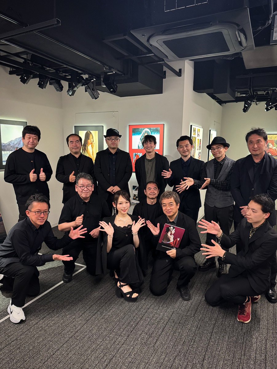 rion_mamiya's tweet photo. 今回、黒のスマートカジュアルでのドレスコード統一が大好評でした✨写真の質問をしたい時にどの方が出展者かすぐ分かるように、そして私がつくりたかった「作品メインの洗練された空間演出」のために出展者様にお願いさせて頂きました☺️
普段見ることのないスーツ姿で素敵でした✨ご協力いただきありがとうございました！