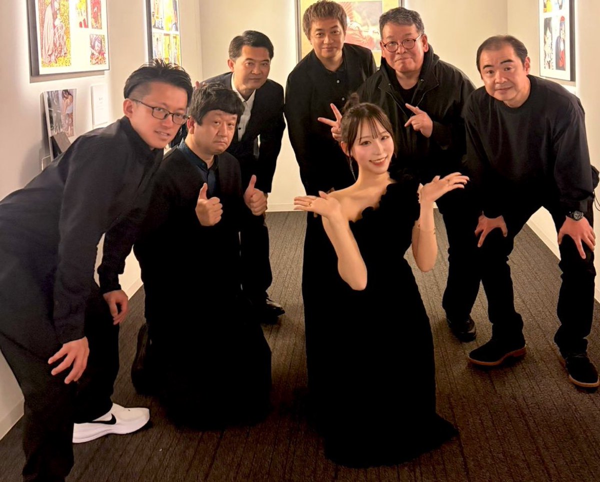rion_mamiya's tweet photo. 今回、黒のスマートカジュアルでのドレスコード統一が大好評でした✨写真の質問をしたい時にどの方が出展者かすぐ分かるように、そして私がつくりたかった「作品メインの洗練された空間演出」のために出展者様にお願いさせて頂きました☺️
普段見ることのないスーツ姿で素敵でした✨ご協力いただきありがとうございました！