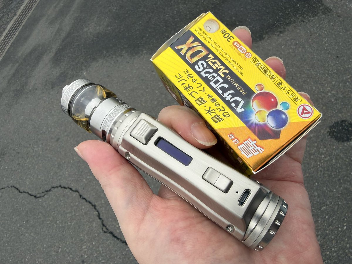 CTHRAG_YASKA's tweet image. おは、#vape！

#EHPRO #COLDSTEEL 100 MOD、重たいので、modとアトマの間で無駄に光るパーツを外した。

昨夜から鼻風邪になったようなので、#SUNBARK にメンソール追加して、鼻すーす ーするようにした。

あとは、頼んだ！ベンザブロックS！