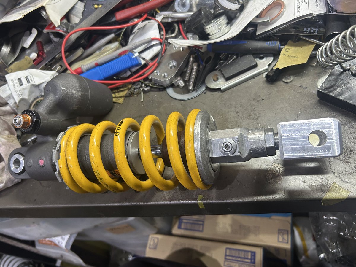 新入荷のSL用にリアサスを流用すべくパーツを削り出して製作。
長さも純正長に合わせて、アップも可能。
なかなか良さげだぞ。