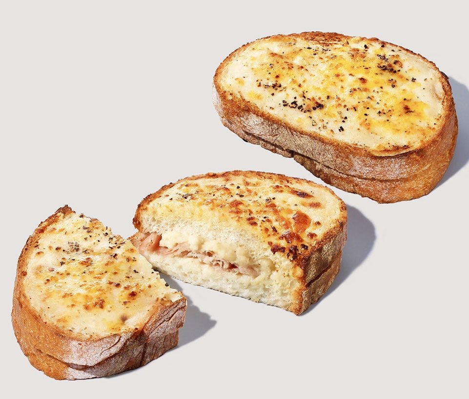 gourmetroad5's tweet photo. ３月２５日よりスターバックスから、香ばしく焼き上げられたカリッとしたバゲットに、たっぷりのチーズとハムを挟んだ「クロックムッシュ」が新発売されます✨ https://t.co/YejrOgmycx