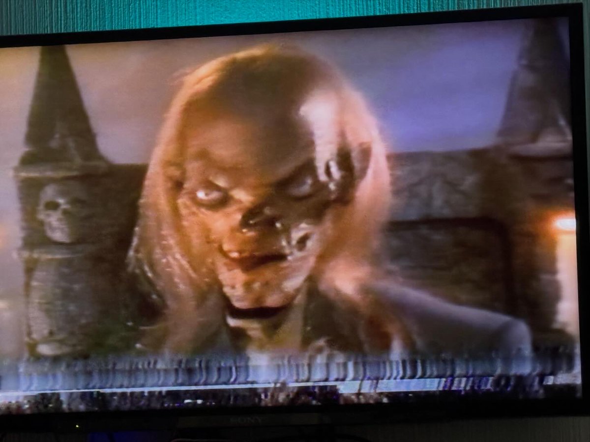 VerdeRey2814's tweet image. Hubo un tiempo donde ver una película era un ritual…, ese sonido mecánico que anunciaba que la noche apenas comenzaba. 📼 Hoy volví a ese momento con mi vieja VHS 
A veces, lo viejo no solo vuelve…te recuerda quién eras. 🕯️ #VHS #RetroHorror #CuentosDeLaCripta #Nostalgia #Guate