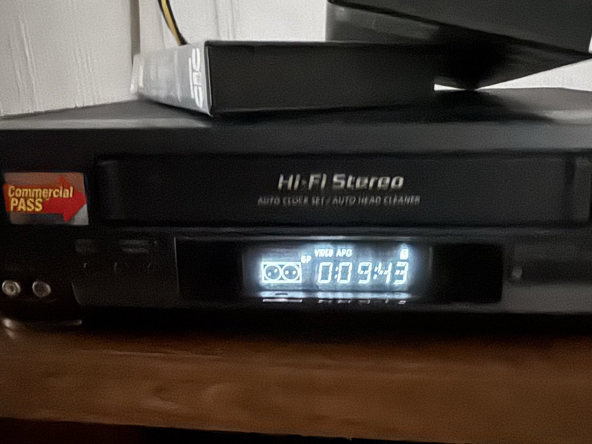 VerdeRey2814's tweet image. Hubo un tiempo donde ver una película era un ritual…, ese sonido mecánico que anunciaba que la noche apenas comenzaba. 📼 Hoy volví a ese momento con mi vieja VHS 
A veces, lo viejo no solo vuelve…te recuerda quién eras. 🕯️ #VHS #RetroHorror #CuentosDeLaCripta #Nostalgia #Guate