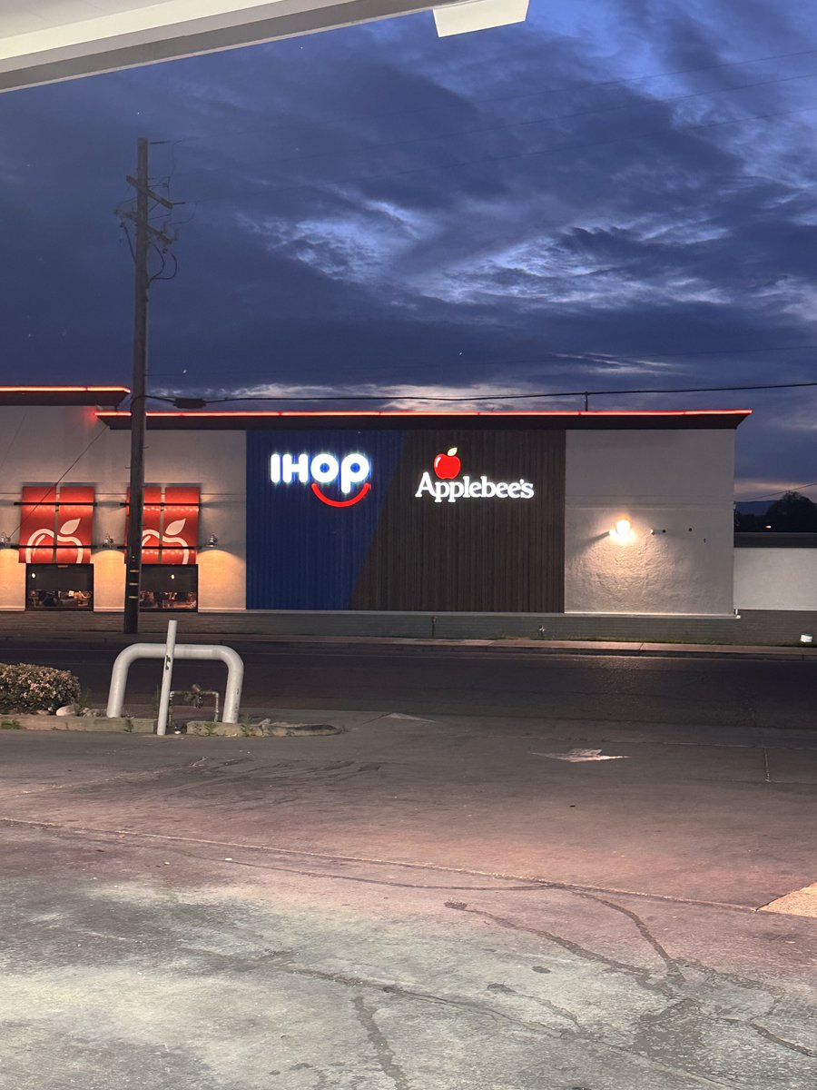 JohnNaborsShow's tweet image. This is what Californians prob think the south is like. 

An IHOP and Applebees combo.

Woo Pig.