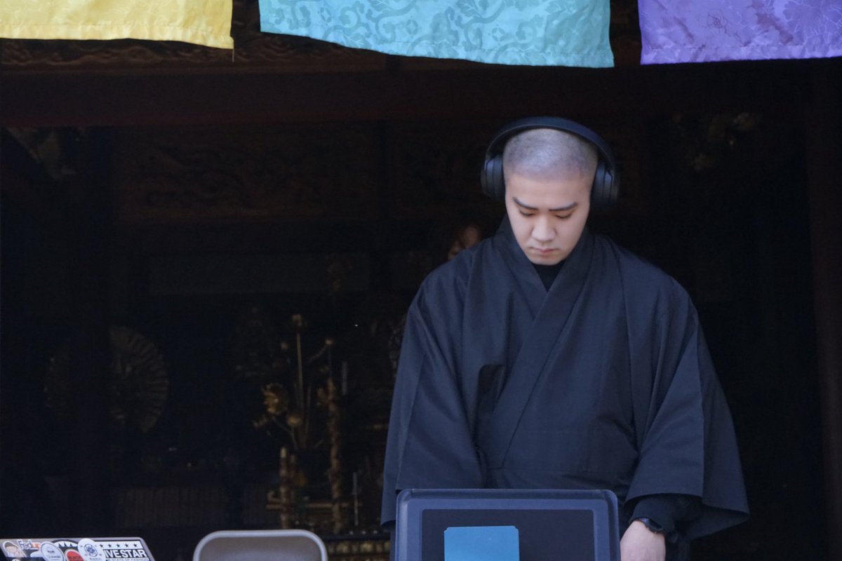 amemi_c5's tweet photo. 毎瞬、世界が生成されるという関係性の哲学でもある仏教の身体値を得るプラクティスとして「サイレントフェス」は大変馴染む。自分を開ければフロアも開く、リアルタイムに世界の共編感覚を識る業となり得る。踊れ、仏教。南無🙏🎧 https://t.co/fsqd8foJE9