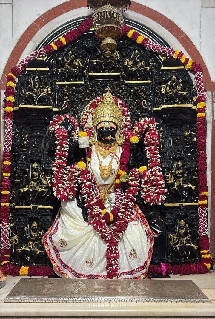 त्रिपुरे त्वं जगन्माता त्रिपुरे त्वं जगत्पिता।
त्रिपुरे त्वं जगत् धात्री त्रिपुरायै नमोनमः।।

श्री राजराजेश्वरी जगज्जननी आद्या शक्ति माँ त्रिपुरा सुंदरी जी के आज  के आरती श्रृंगार दर्शन*
 *23/03/2026 सोमवार*
*चैत्र नवरात्रि ५*
🙏 #जय_माँ_त्रिपुरे🙏 
🔱🙏 #जय_माता_दी 🙏🔱